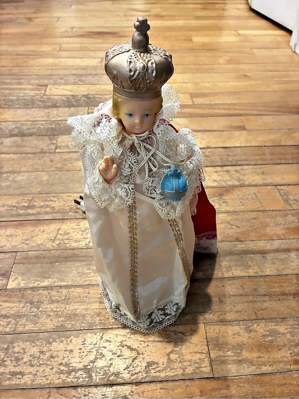 Holiday Decor Figurine in White & Gold